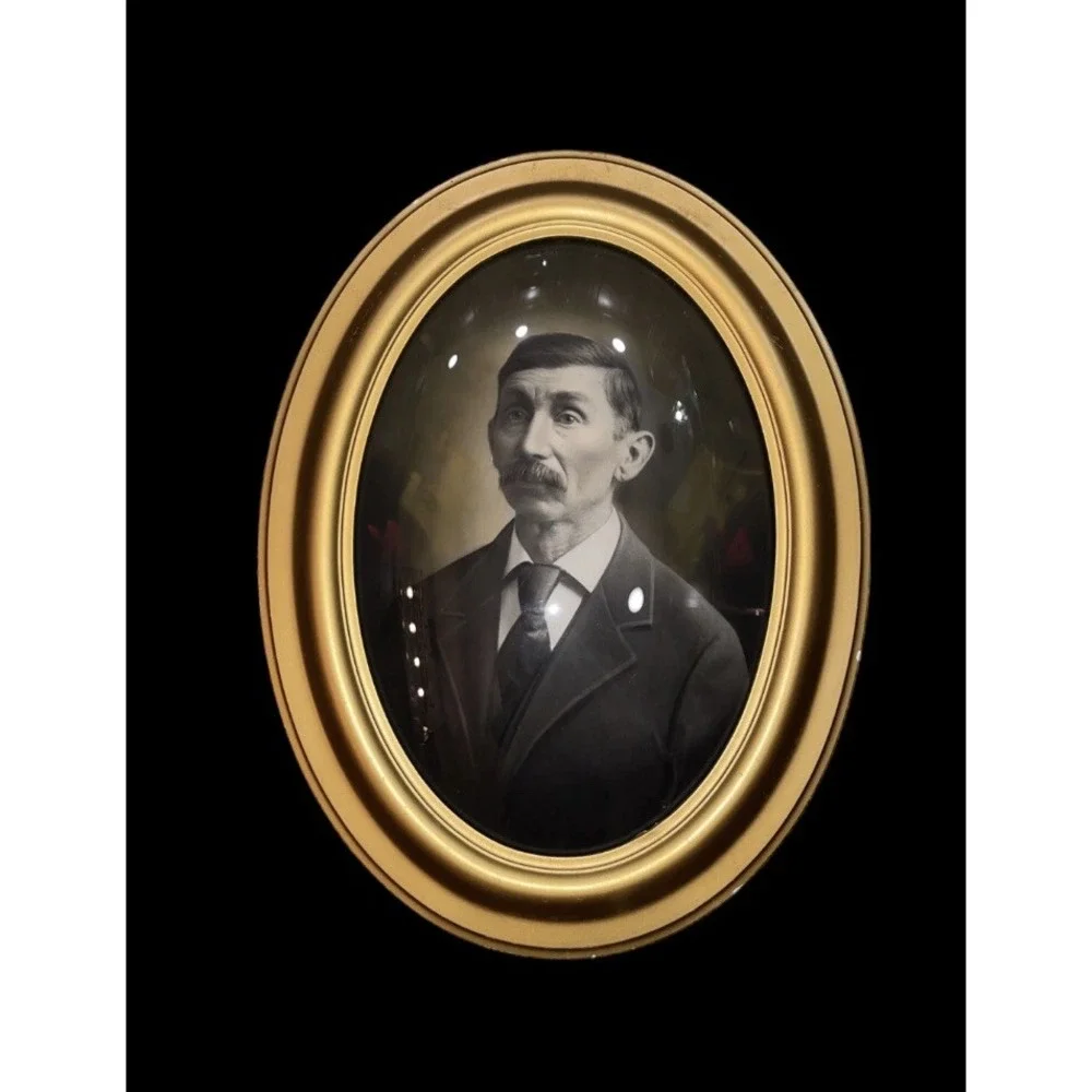 Vintage Man Picture Gold Oval Frame Bubble glass Ancestry Chicago Portrait